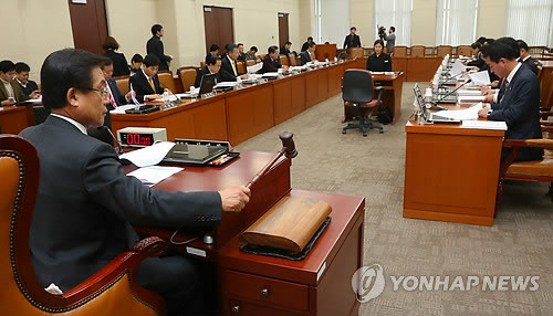 ▲ 국회 안전행정위는 7일 오후 전체회의를 열고 개인정보유출 재발방지 입법을 위한 청문회 계획서를 채택했다. 김태환 위원장이 의사봉을 두드리고 있다.ⓒ연합뉴스