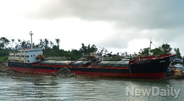 ▲ 태풍으로 해안가까지 밀려 온 배 ⓒ뉴데일리 정상윤
