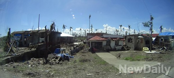 ▲ 마치 폭탄을 맞은 듯한 타클로반.  ⓒ뉴데일리 정상윤