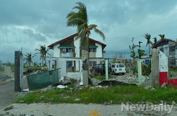 ▲ 차안서 보는 피해지역. 마을의 집들은 벽들이 거의 무너져내렸다  ⓒ뉴데일리 정상윤