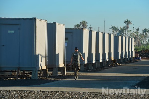 ▲ 늪지대에 돌과 자갈을 쌓고 시멘트로 길을 내놓았다  ⓒ뉴데일리 정상윤