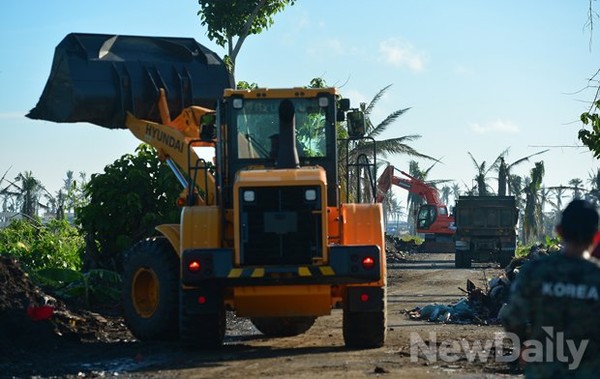 ▲ 한국에서 가져온 중장비를 이용해 잔해물제거를 한다. 아라우부대가 작업하기 전에는 마을길이 보이지도 않았다 ⓒ뉴데일리 정상윤