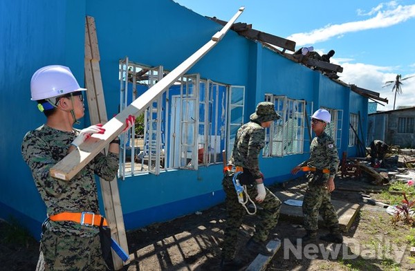 ▲ 학교지붕 공사. 지붕이 거의 남아있지 않았다 ⓒ뉴데일리 정상윤