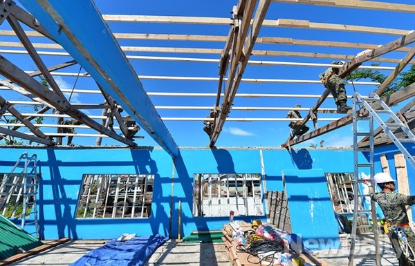 ▲ 학교지붕 공사. 복잡한 작업이 매일 이어진다 ⓒ뉴데일리 정상윤