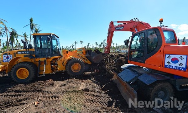 ▲ 중장비를 이용한 잔해물 제거작업 ⓒ뉴데일리 정상윤