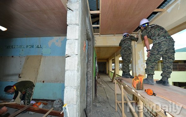 ▲ 초등학교 보수공사. 필리핀 8사단 공병대와 함께 진행한다 ⓒ뉴데일리 정상윤