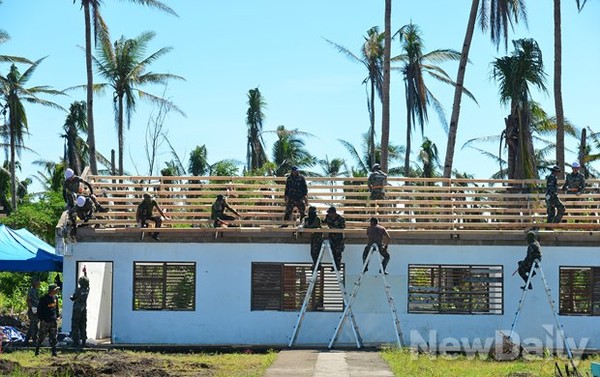 ▲ 피해지역의 지붕은 온전한것을 찾아볼수 없을정도. 초등학교의 지붕을 새로 만들고 있다 ⓒ뉴데일리 정상윤