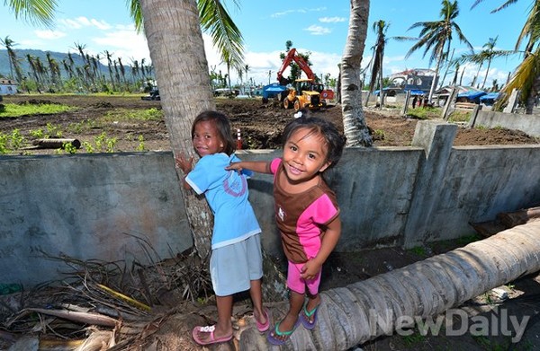 ▲ 공사를 구경하는 동네아이들. 중장비가 신기한듯 자리를 떠나지 않았다 ⓒ뉴데일리 정상윤