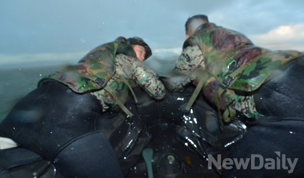 ▲ IBS를 타고 해안가로 향하는 해병대. 비가오는 날씨에 바닷물까지 흩날린다ⓒ 뉴데일리 정상윤