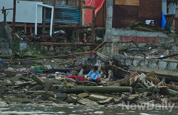 ▲ 해안가에 인접한 주거지. 아이들은 버려진 쓰레기를 주워 가지고 논다ⓒ 뉴데일리 정상윤