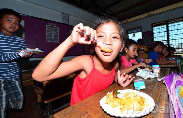 ▲ 교실로 돌아와 급식을 먹는 아이들  ⓒ 뉴데일리 정상윤