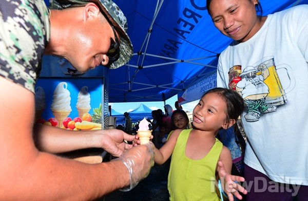 ▲ 아이스크림이나 팝콘을 나눠줄때 눈높이를 맞추고 준다.  ⓒ 뉴데일리 정상윤