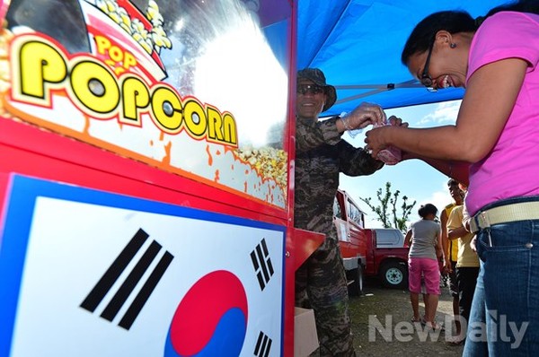 ▲ 한국에서 직접 가지고 온 팝콘 기계로 주민들에게 팝콘을 만들어 준다  ⓒ 뉴데일리 정상윤