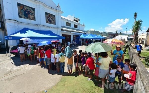 ▲ 아라우부대가 마을에 등장하면 많은 인파들이 모여든다  ⓒ 뉴데일리 정상윤