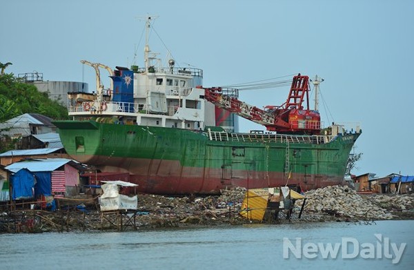 ▲ 해안가로 밀려 온 배. 수습할 엄두를 못내고 있다ⓒ 뉴데일리 정상윤