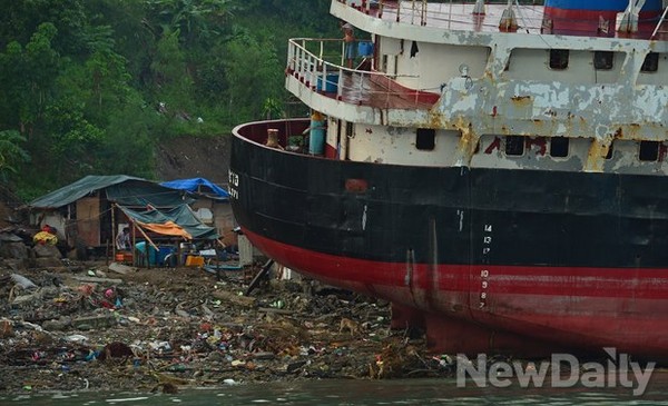 ▲ 해안가로 밀려 올라와 버려진 배. 배 위에는 집이 없는 수재민들이 거주하고 있다 ⓒ 뉴데일리 정상윤