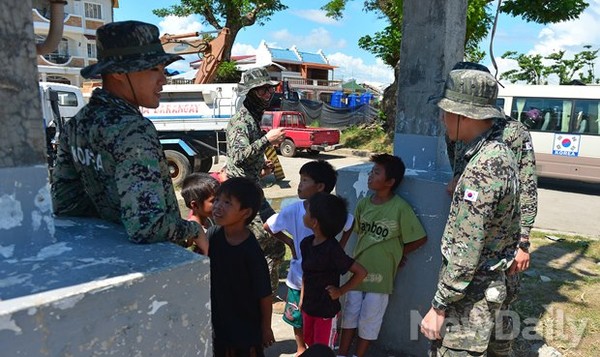 ▲ 복구지역에 한국군이 나타나면 아이들이 몰린다 ⓒ 뉴데일리 정상윤