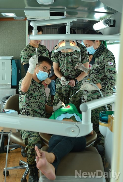 ▲ 이 지역 사람들은 치과진료를 받을 기회가 없어 치과가 인기가 좋다. 진료차량을 이용해 위생적인 진료가 가능하다 ⓒ 뉴데일리 정상윤