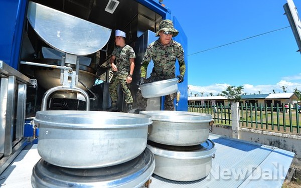 ▲ 무료급식을 준비하는 아라우부대. 공군 밥차의 진가가 매일 발휘되고 있다  ⓒ 뉴데일리 정상윤