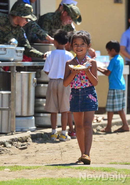 ▲ 급식을 받은 아이들의 표정은 밝다  ⓒ 뉴데일리 정상윤