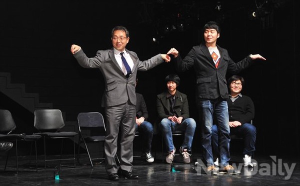 ▲ 김성욱 대표와 이건희 학생이 함께 게임을 하고 있다ⓒ이미화