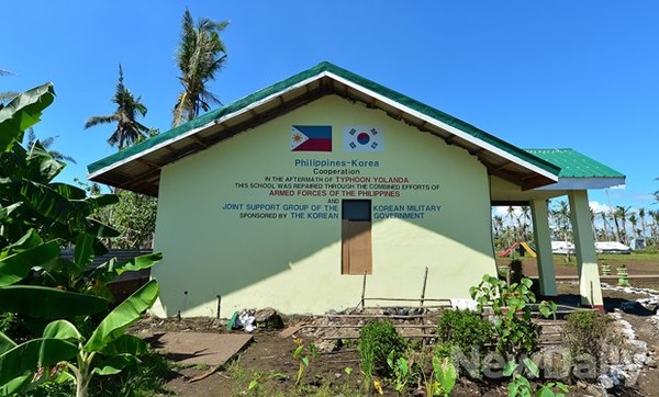 ▲ 오퐁초등학교 벽에 필리핀-대한민국 국기가 나란히 새겨져 있다 ⓒ 뉴데일리 정상윤