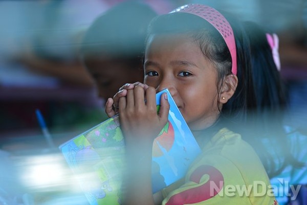 ▲ 완공된 오퐁초등학교에서 수업중인 아이 ⓒ 뉴데일리 정상윤