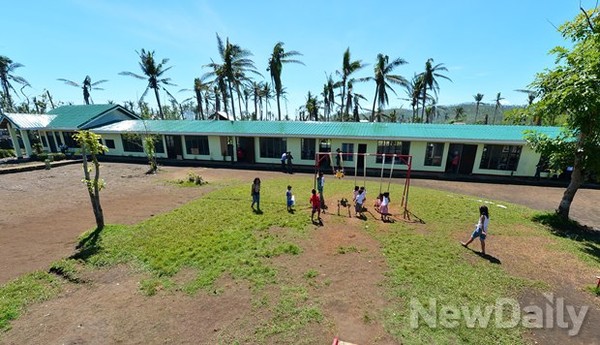 ▲ 운동장은 깔끔하게 정리되고 학교지붕도 완벽하게 수리되었다  ⓒ 뉴데일리 정상윤