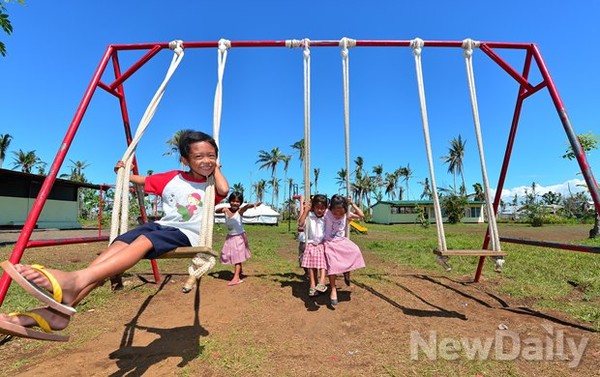 ▲ 아이들은 학교운동장에서 건강한 웃음을 찾았다  ⓒ 뉴데일리 정상윤