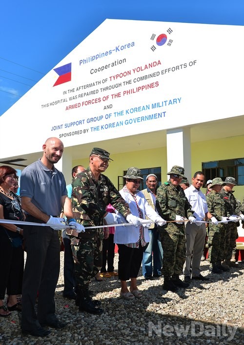 ▲ 완공식에 참석한 한국-필리핀 관계자. 레이테주 벽면에는 한국-필리핀 국기가 나란히 새겨져있다   ⓒ 뉴데일리 정상윤