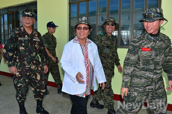▲ 완공된 병원을 시찰하는 한국-필리핀 대표단  ⓒ 뉴데일리 정상윤