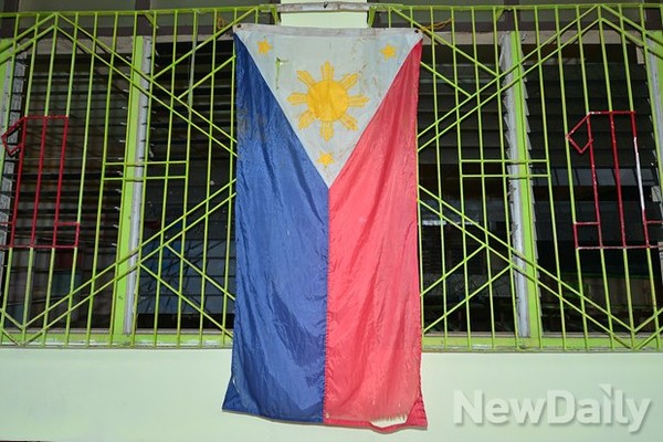 ▲ 수해복구 중인 초등학교에 걸린 필리핀 국기 ⓒ 뉴데일리 정상윤