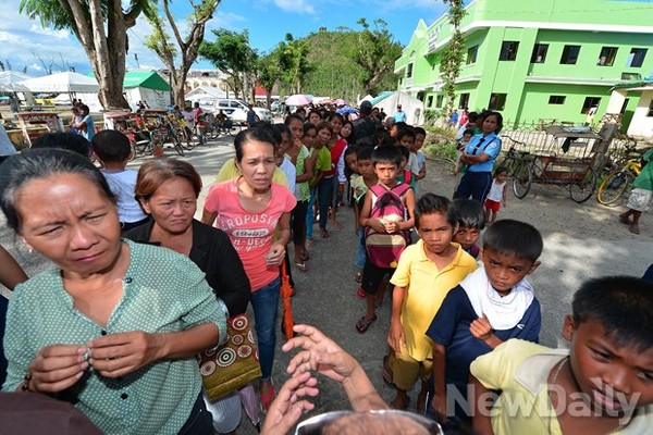 ▲ 구호물품을 가져가기 위해 미리 설명을 한다 ⓒ 뉴데일리 정상윤