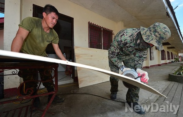 ▲ 필리핀 8사단 공병부대와 아라우부대가 합동으로 초등학교 복구에 구슬땀을 흘리고 있다 ⓒ 뉴데일리 정상윤