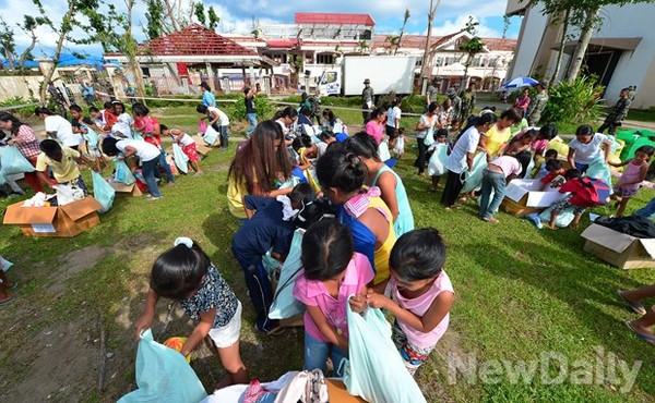 ▲ 구호물품은 필요한 물건을 가방에 담아가져 간다. 인기가 좋아 줄을 섰다가 돌아가는 사람들도 많다 ⓒ 뉴데일리 정상윤