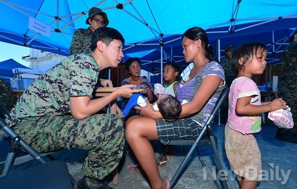 ▲ 외과, 내과, 치과로 나눠 이동진료소를 운용하고 있다. 먼길에서 이동진료소를 이용하기 위해 사람들은 줄을서서 기다린다 ⓒ 뉴데일리 정상윤