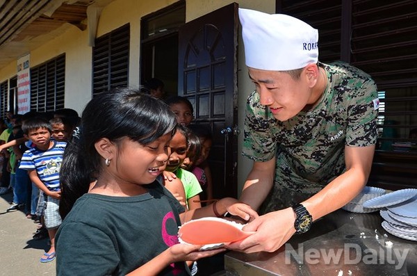 ▲ 공군밥차를 이용해 아이들에게 무료급식을 해준다  ⓒ 뉴데일리 정상윤