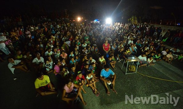 ▲ 피해지역 마을을 찾아 한국영화 상영을 한다. 마을사람들은 해가진 밤에도 엄청나게 몰린다 ⓒ 뉴데일리 정상윤