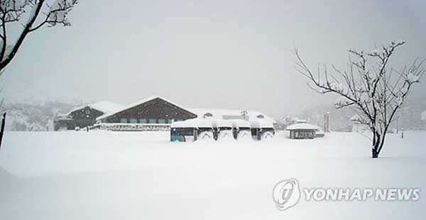 ▲ 금강산 관광단지의 온정각 모습. 폭설로 눈에 뒤덮혀 있다. [사진: 연합뉴스]