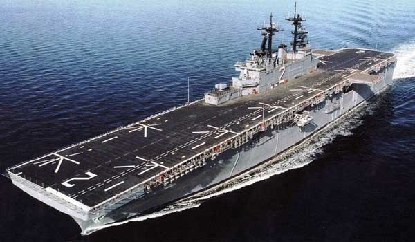 ▲ 2013년 키 리졸브 훈련과 폴 이글 연습에 참가한 美해병대 강습상륙함(LHD) 에섹스 함.