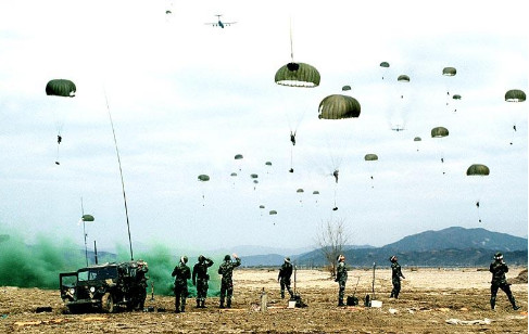 ▲ 과거 폴 이글 연습에서 집단 강하를 실시 중인 한미 연합특전부대.