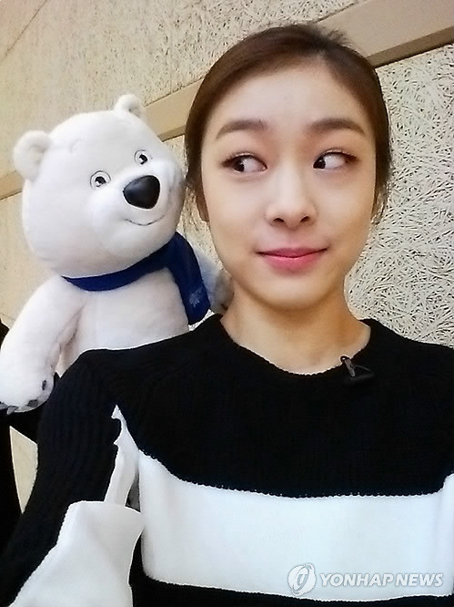 ▲ 소치 동계올림픽 마스코트와 함께 사진을 찍은 김연아ⓒ연합뉴스