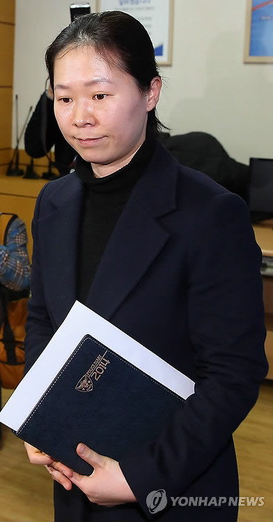 ▲ 국정원 대선개입 의혹 사건에 대한 수사 축소·은폐 지시 혐의로 기소된 김용판 전 서울지방경찰청장에게 무죄가 선고된 가운데 권은희 송파경찰서 수사과장이 7일 오전 서울 송파경찰서에서 열린 기자회견을 마친 뒤 회견장을 나서고 있다. ⓒ연합뉴스