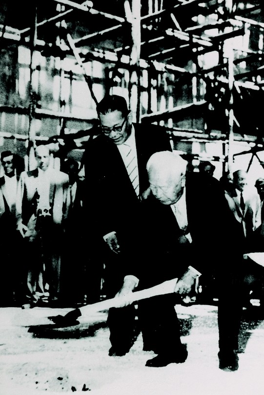 ▲ 한국 최초의 원자력연구소 착공식에서 첫 삽을 뜨는 이승만 대통령.(1959)