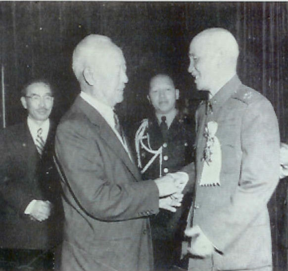 ▲ 진해회담을 마친 이승만이 대만 장개석 총통과 악수를 나누고 있다.(1949년)