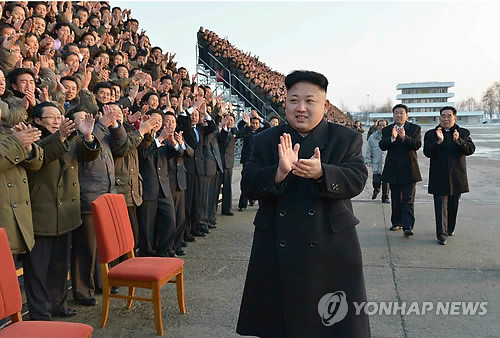 ▲ 북한 김정은이 최근 평양에서 열린 전국 농업부문 분조장대회 참가자들과 기념사진을 찍었다고 노동신문이 10일 보도했다.ⓒ연합뉴스
