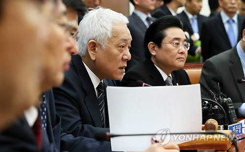 ▲ ▲ 김한길 민주당 대표가 10일 최고위원회의에서 박근혜 대통령과 새누리당에 국가기관의 대선개입 의혹에 대한 특검 도입 수용을 거듭 촉구하고 있다.