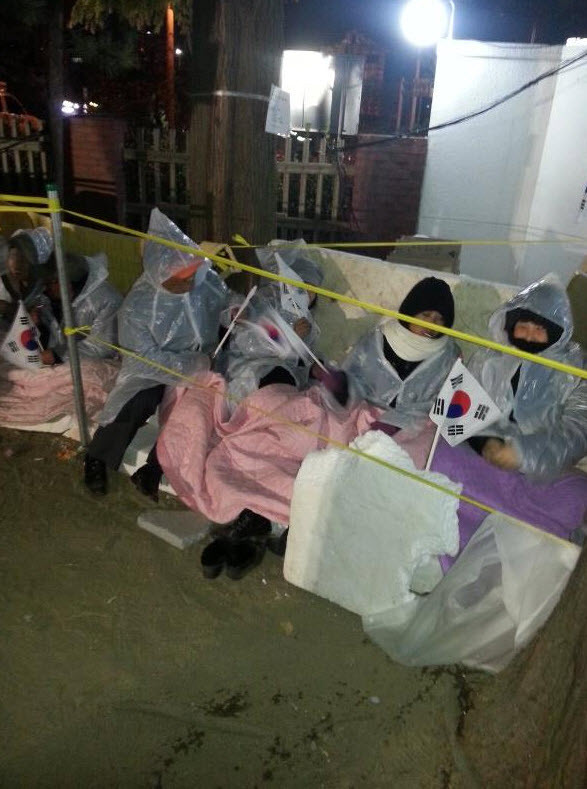▲ 이석기 내란음모 사건 재판이 열리는 수원지법 앞에서 노숙하는 탈북자 단체 회원들.