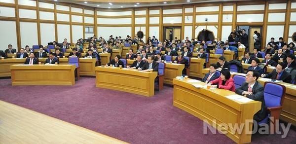 ▲ 정몽준, 이군현 등 새누리당 의원들이 11일 국회에서 열린 [통일경제교실]에 참석해 천영우 전 청와대 외교안보수석의 강연을 경청하고 있다.ⓒ이종현 기자