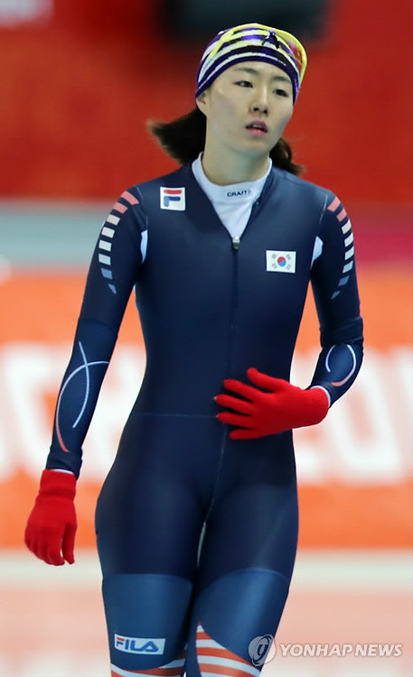 ▲ '빙속 여제' 이상화가 10일 오전(현지시간) 러시아 소치 올림픽 파크 내 아들레르 아레나에서 제22회 소치 동계올림픽 여자 500m 경기를 앞두고 훈련을 하던 중 숨을 몰아쉬고 있다.   ⓒ 연합뉴스